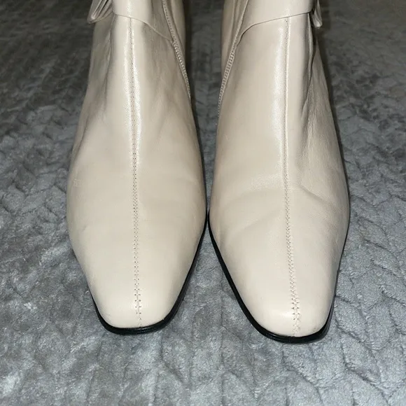 Ashro Chicago Leather Booties with Bow Tie and side zippers.  Cream.  Size 8.5.