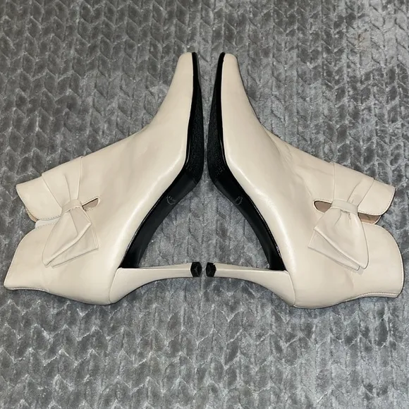 Ashro Chicago Leather Booties with Bow Tie and side zippers.  Cream.  Size 8.5.