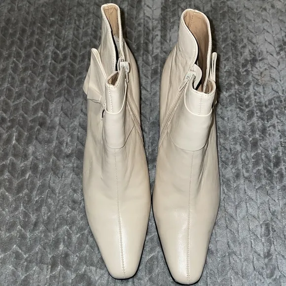 Ashro Chicago Leather Booties with Bow Tie and side zippers.  Cream.  Size 8.5.