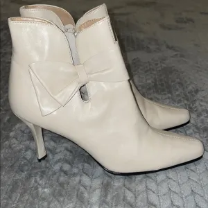 Ashro Chicago Leather Booties with Bow Tie and side zippers.  Cream.  Size 8.5.