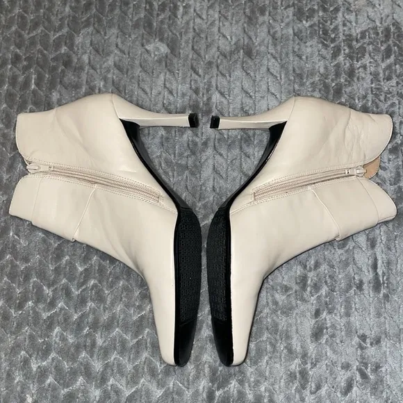 Ashro Chicago Leather Booties with Bow Tie and side zippers.  Cream.  Size 8.5.