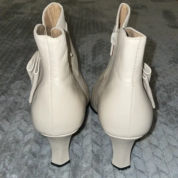 Ashro Chicago Leather Booties with Bow Tie and side zippers.  Cream.  Size 8.5.