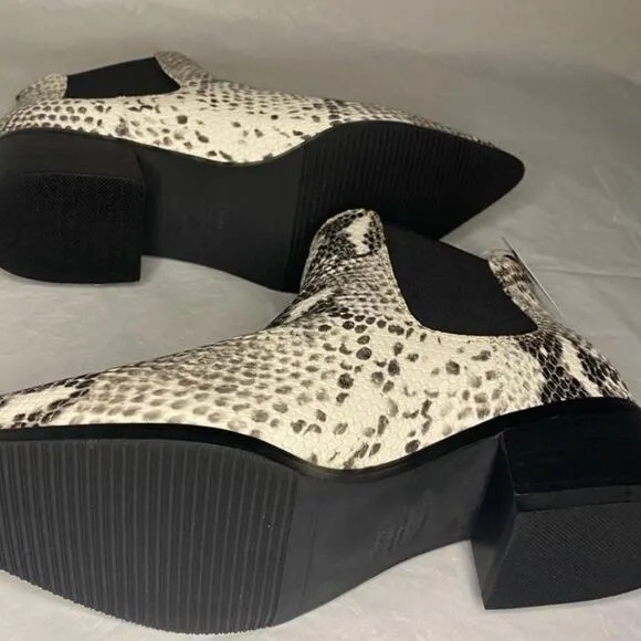 BLONDO EMELIA CHELSEA BOOTIES Size 7.5
