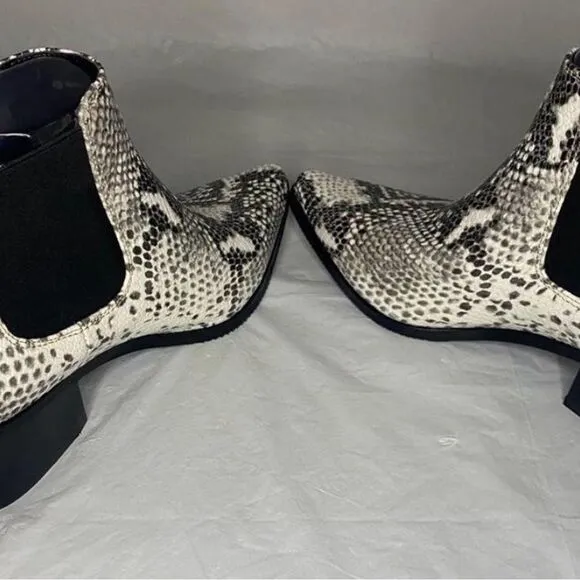 BLONDO EMELIA CHELSEA BOOTIES Size 7.5