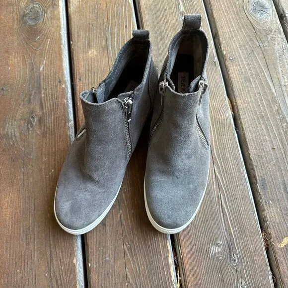EUC Steve Madden Gray Suede Wedgie Bootie With Zipper Detail in Women's 10M