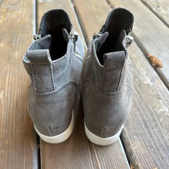 EUC Steve Madden Gray Suede Wedgie Bootie With Zipper Detail in Women's 10M