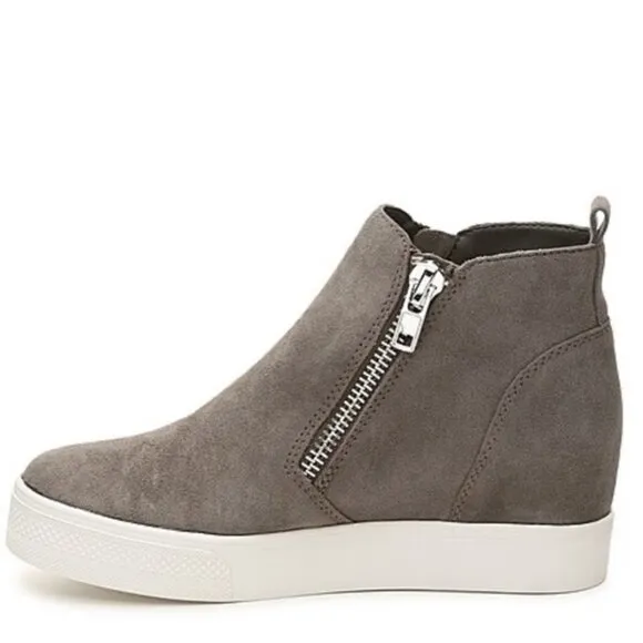 EUC Steve Madden Gray Suede Wedgie Bootie With Zipper Detail in Women's 10M
