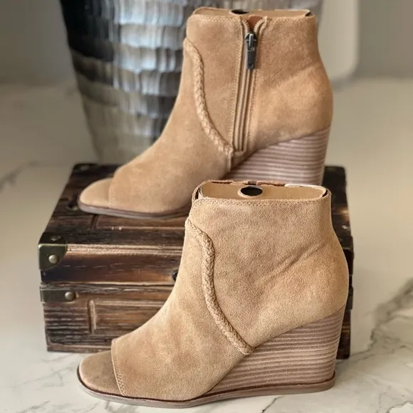 Lucky Brand Lureli Wedge Booties in Tan