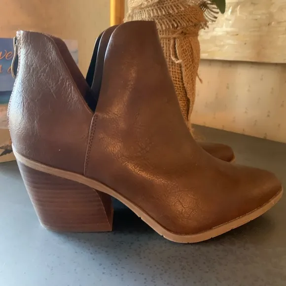 Michael Shannon, NEW NEVER WORN, BROWN Booties. Aubrey, 3 inch block heel.