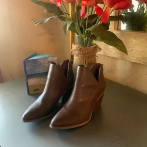 Michael Shannon, NEW NEVER WORN, BROWN Booties. Aubrey, 3 inch block heel.
