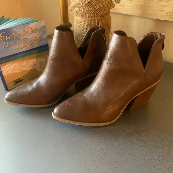 Michael Shannon, NEW NEVER WORN, BROWN Booties. Aubrey, 3 inch block heel.