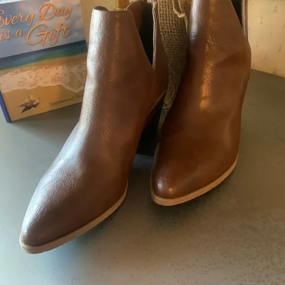 Michael Shannon, NEW NEVER WORN, BROWN Booties. Aubrey, 3 inch block heel.