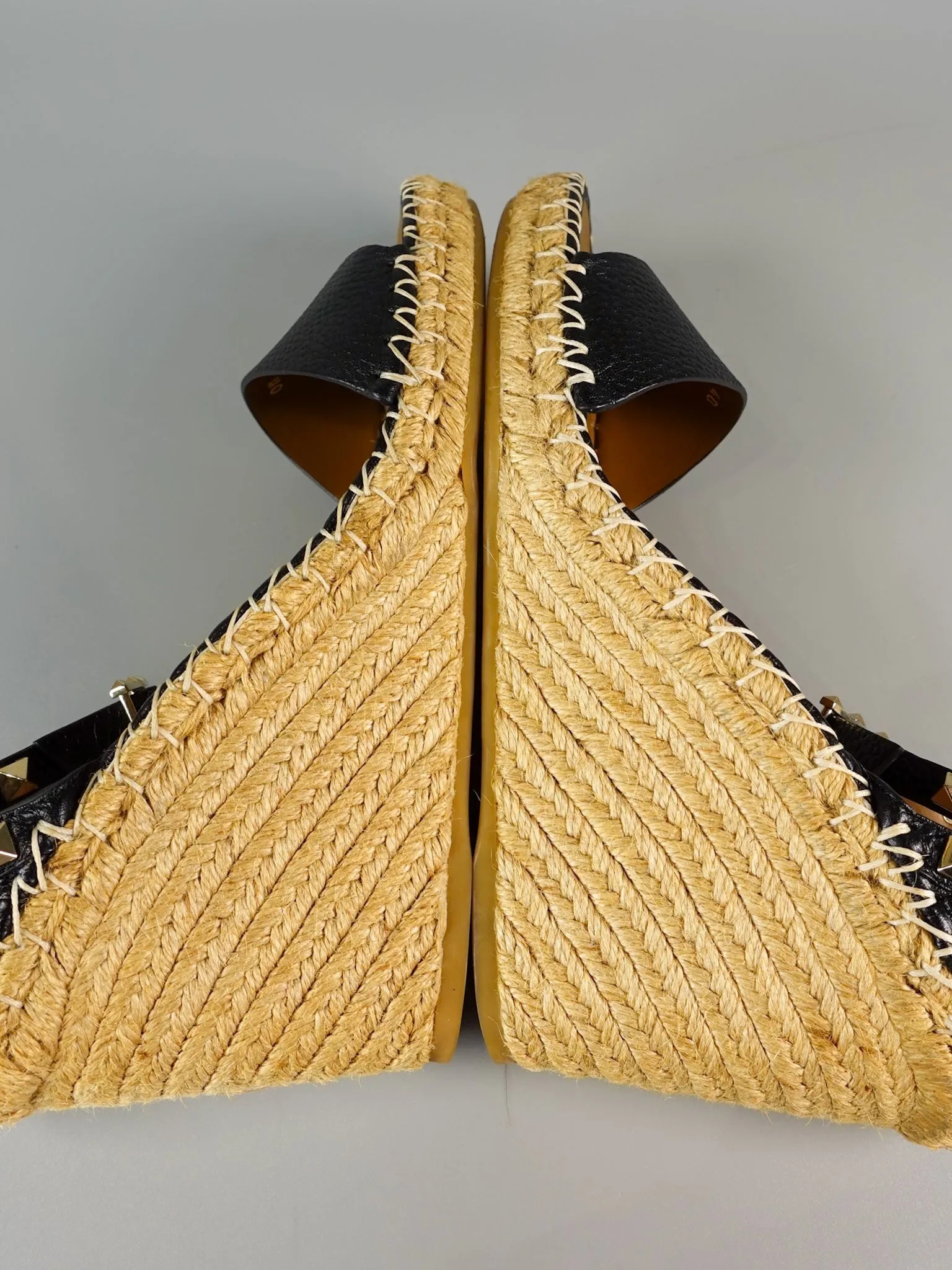 Rockstud Ankle Strap Espadrille Wedge in Black Grainy Calfskin Size 40 (26cm)