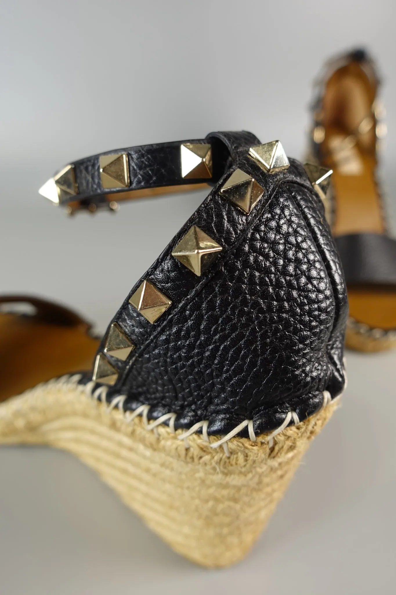 Rockstud Ankle Strap Espadrille Wedge in Black Grainy Calfskin Size 40 (26cm)