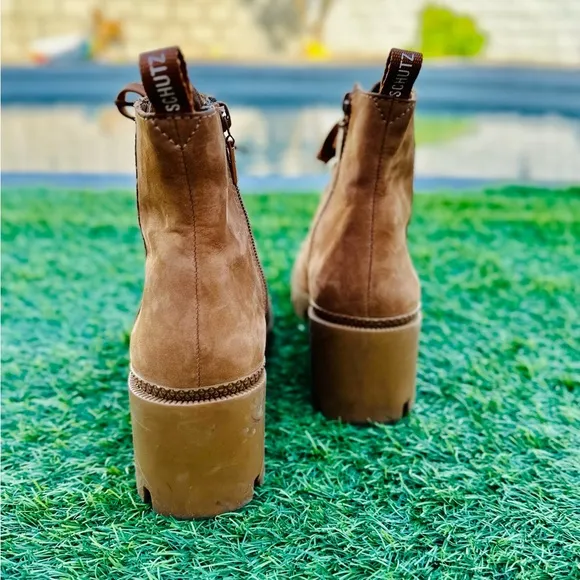 Schutz Woman’s Xayane Suede Lace-Up Combat Booties. Size 8 🥾⭐️