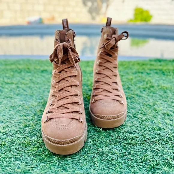 Schutz Woman’s Xayane Suede Lace-Up Combat Booties. Size 8 🥾⭐️
