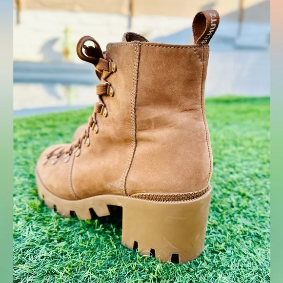 Schutz Woman’s Xayane Suede Lace-Up Combat Booties. Size 8 🥾⭐️