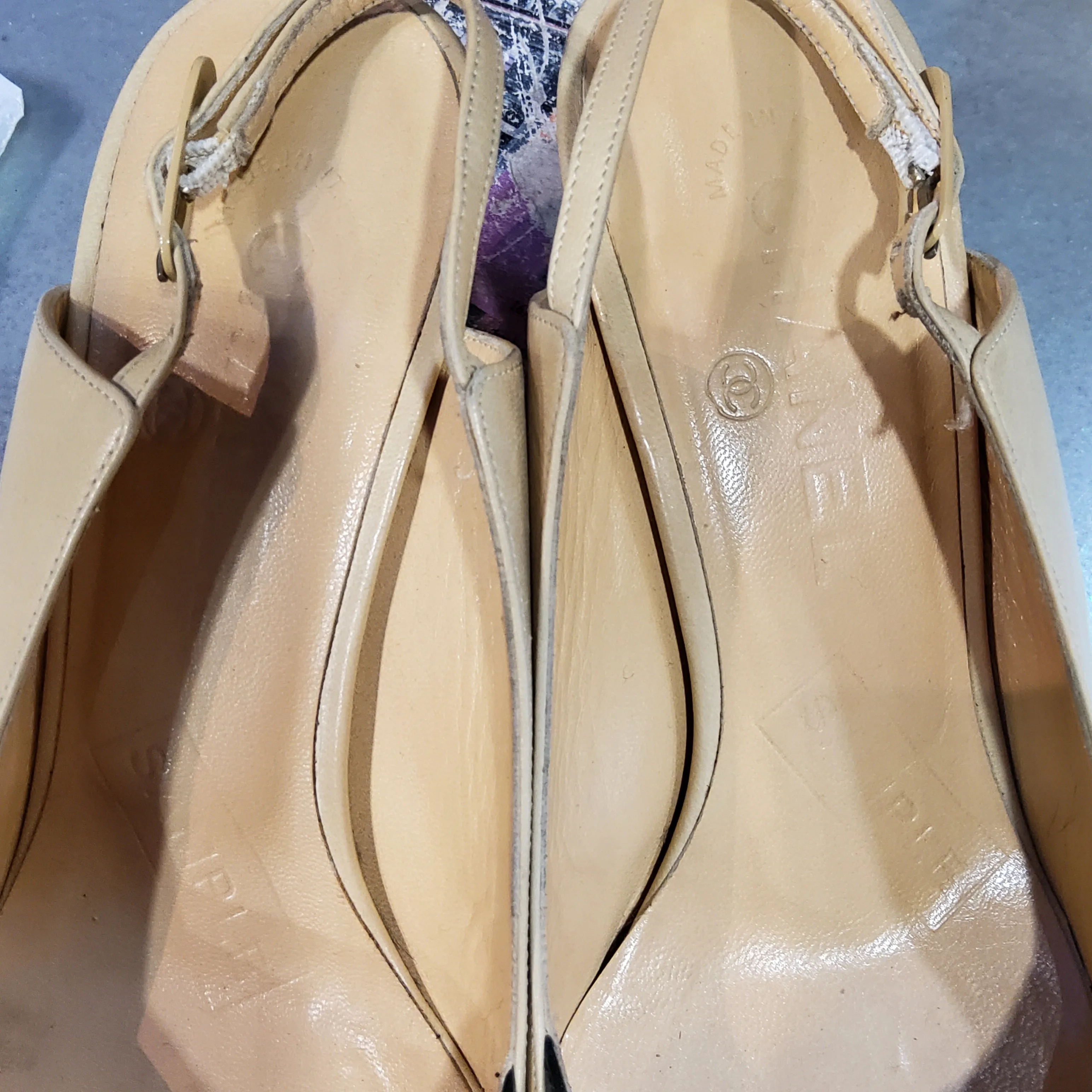 Slingback pumps