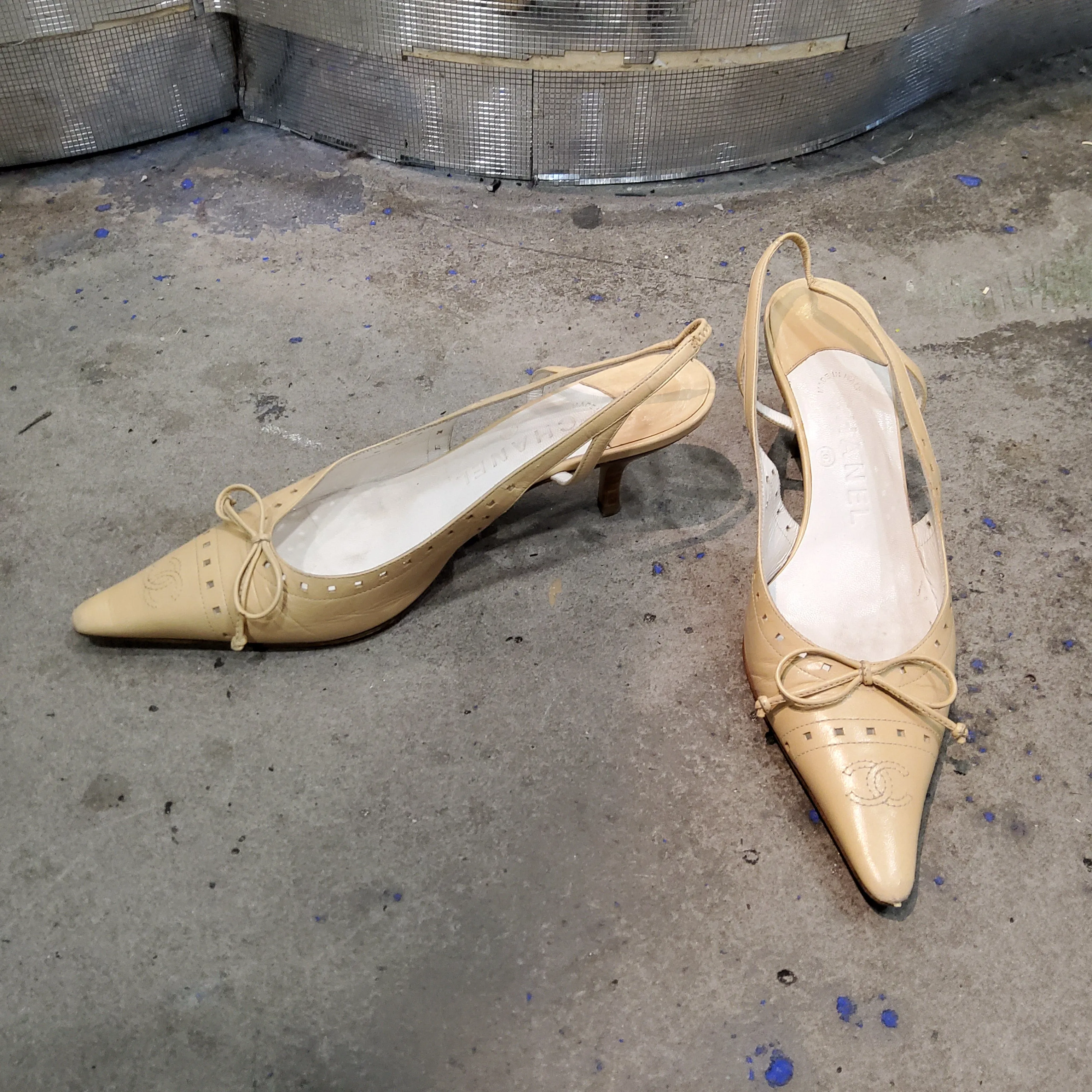 Slingback pumps