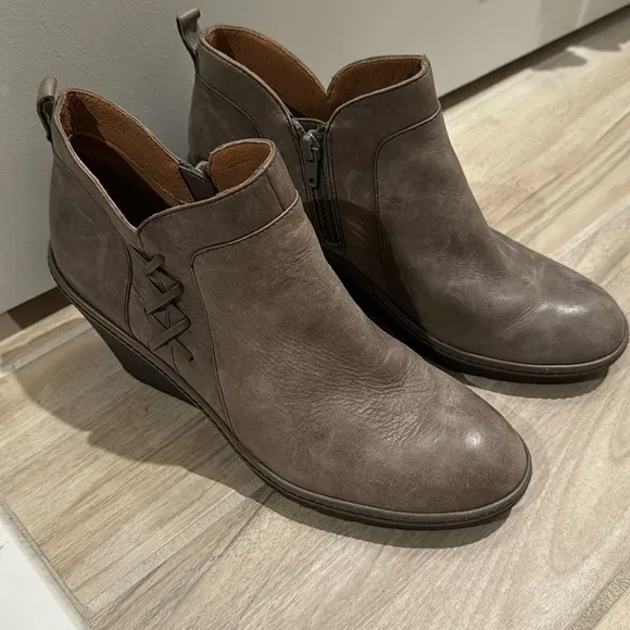 Sofft Carminda Brown Leather‎ Wedge Ankle Booties 9.5M- Great condition-