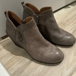 Sofft Carminda Brown Leather‎ Wedge Ankle Booties 9.5M- Great condition-