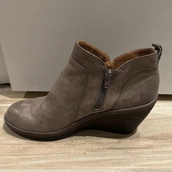 Sofft Carminda Brown Leather‎ Wedge Ankle Booties 9.5M- Great condition-