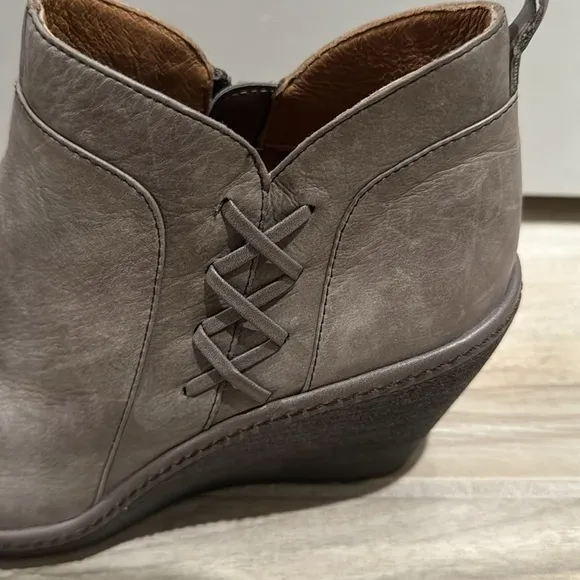Sofft Carminda Brown Leather‎ Wedge Ankle Booties 9.5M- Great condition-