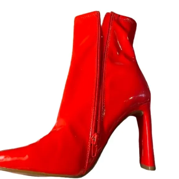 Steve Madden, size 7.5, true red, beautiful 4&quot; heel, half calf bootie!