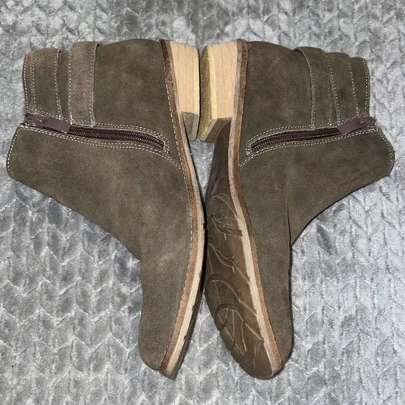 Very Volatile Square Toe Suede Booties. Zipper Sides w Double Strap Buckles. 8.5