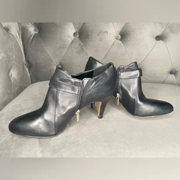 Vince Camuto Vonilesa Black Leather Heels Size 8 Ankle boot Booties