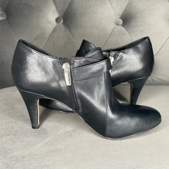 Vince Camuto Vonilesa Black Leather Heels Size 8 Ankle boot Booties